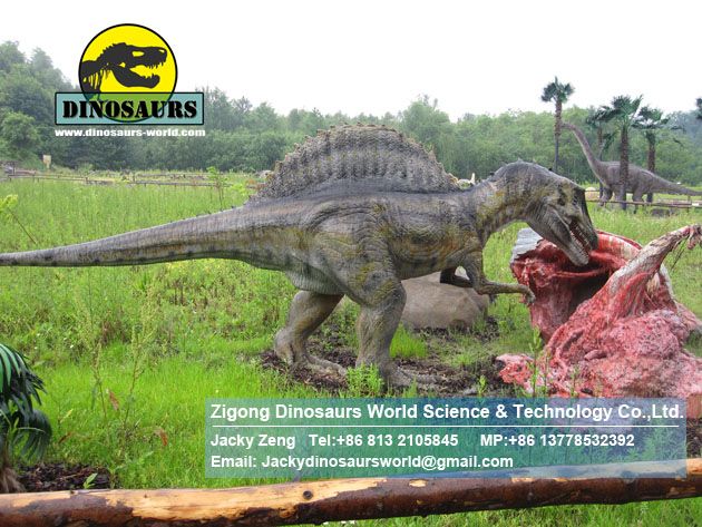 Animatronic Dinosaurs taking the food (Spinosaurus) DWD192